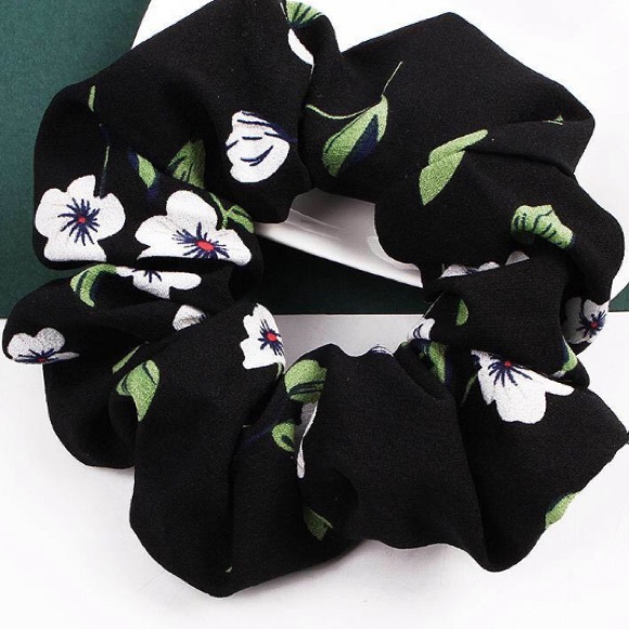 🌻4Trendy Floral Hair Scrunchies🌻 - Picture 3 of 7